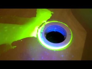 Recherche de fuites d'eau par colorant traceur